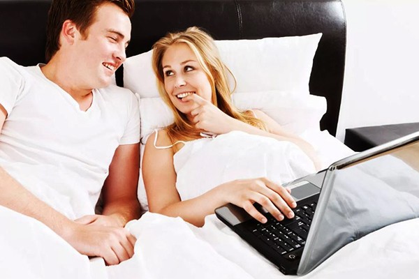 Aprovecha el LifePlan de Pornhub este Black Friday y ponte creativo con tu pareja.