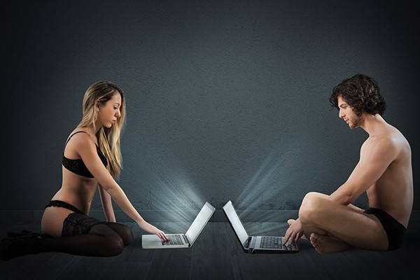 El erotismo en línea comenzó con las primeras salas de chat.