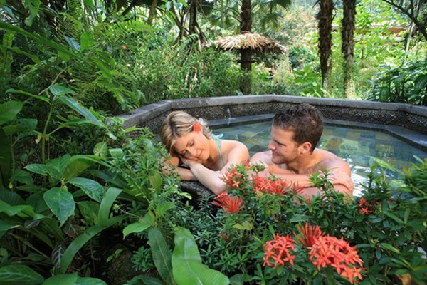 Disfruta de los paisajes naturales de Costa Rica y despierta el deseo con tu pareja.