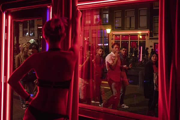 Disfruta del erotismo del Red Light District en compañía de tus amigos.