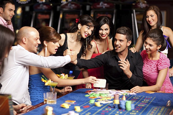 Ir a un casino con amigos es una experiencia sumamente divertida.