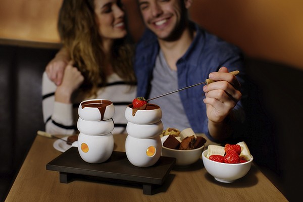 Prueba un fondue de chocolate como postre y eleva el deseo al concluir la cena.