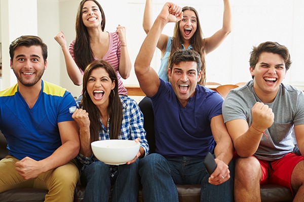 Un encuentro en casa con tus amigos es algo sencillo y divertido para ver el juego.