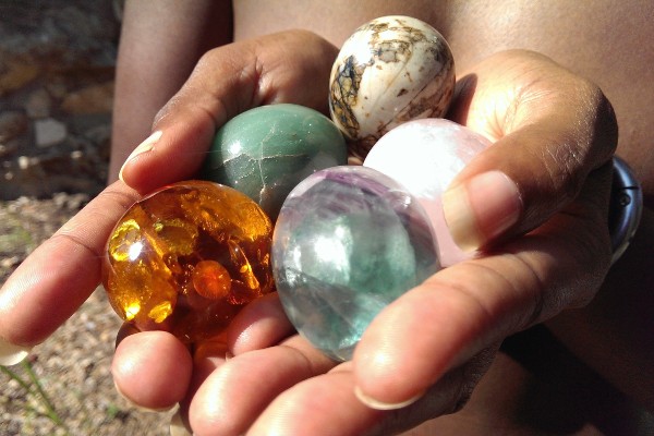 Los supuestos beneficios dependen de la energía de cada piedra. Huevos de jade colores