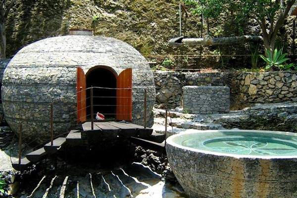 Después del temazcal, puedes disfrutar de una sesión relajante en el jacuzzi.