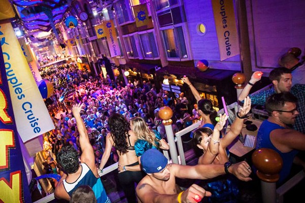 La vida a bordo de un crucero swinger es una fiesta erótica 24/7.