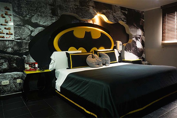 Esta suite es ideal para tener sexo en un Potro del Amor con forma de Batimóvil.