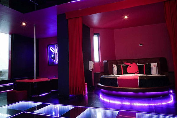 ¡Haz un baile en tubo en la Suite Playboy del Motel Rocamar!