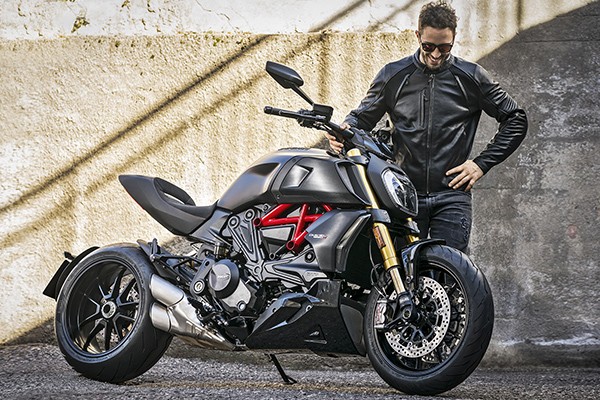Una motocicleta customizable de Ducati, lujo y elegancia sobre ruedas.