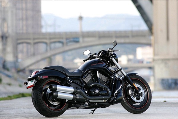 Una Night Rod customizada en negro.
