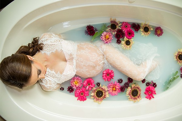 Puedes usar detalles como flores y colorear el agua como te guste.