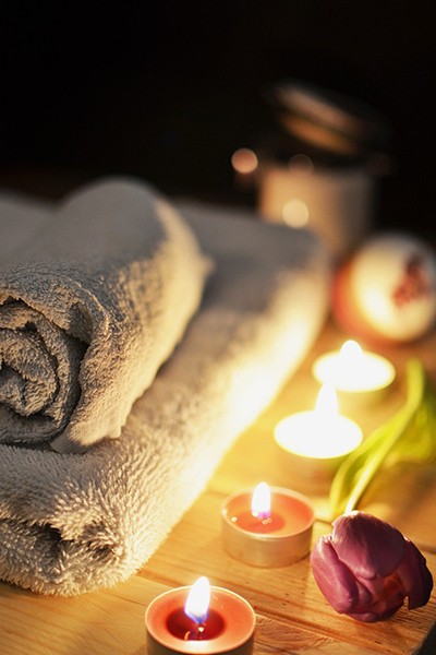 Crea un ambiente de relajación con velas aromáticas.