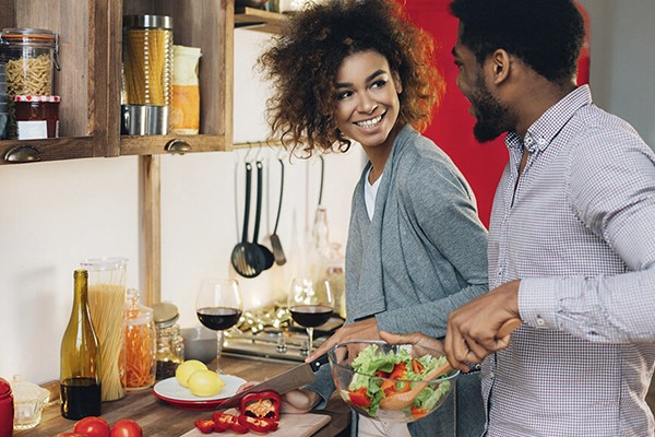 Cocinar juntos es una buena opción para pasar el tiempo en pareja.