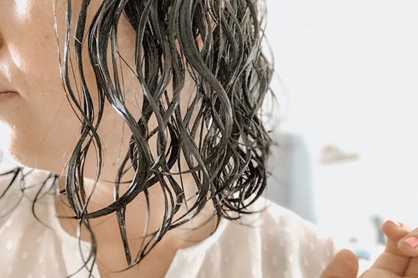 Aplica mascarilla durante las primeras semanas para regresar la hidratación a tu cabello.