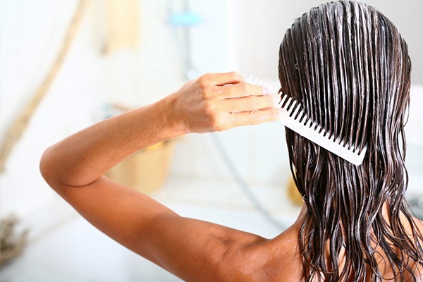 Aplica crema para peinar y desenreda tu cabello con tus dedos o con un peine de dientes separados.
