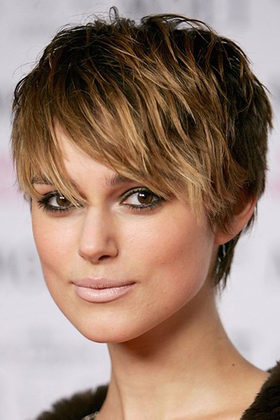 El rostro cuadrado de Keira Knightley ostentando un pixie espectacular.