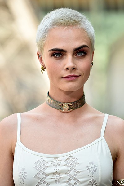 ¿No lo amas? Cara Delevingne y su cara ovalada nos fascinan con un corte pixie.