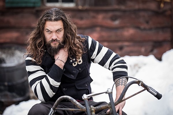 Este biker que seguro rompe el corazón de más de una es el mismísimo Jason Momoa, uno de los reyes de las thirst traps en Instagram.