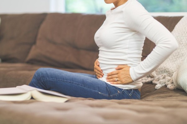 Mantente atenta a dolores abdominales fuertes y constantes.