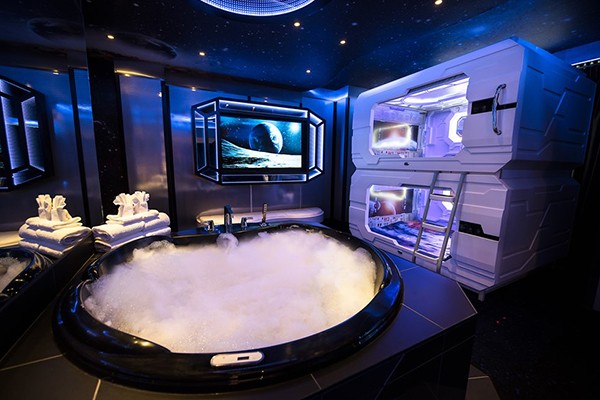 ¿Te gustaría pasar una noche con tu Barbarella en esta habitación galáctica? motel divertidísimo