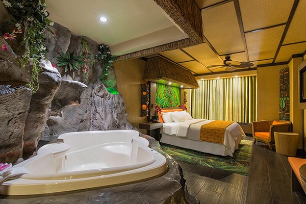 ¿Alguna vez te has preguntado cómo sería vivir en una isla polinesia? Habitaciones temáticas tropicales