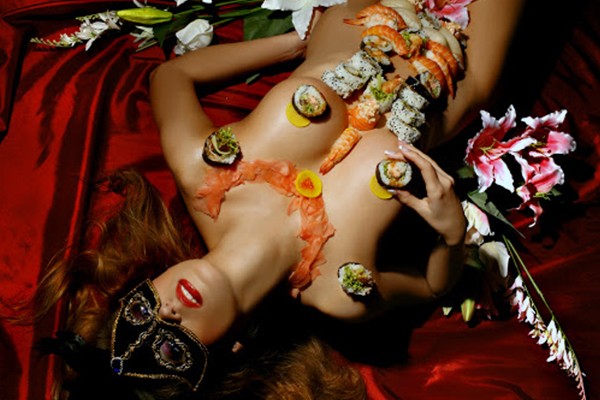 El Nyotaimori es una práctica muy Kinky. Nyotaimori