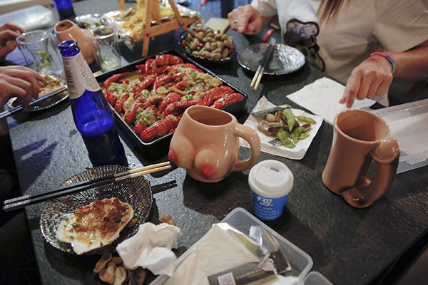 Entre senos y partes íntimas, puedes disfrutar de un banquete afrodisíaco. Ke'er S&M