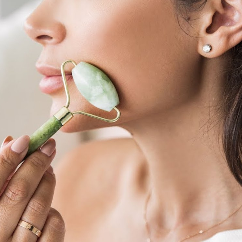 Rodillo facial de jade: el accesorio de belleza que debes tener