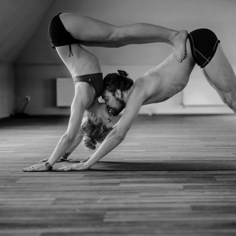 Posiciones de yoga que también funcionan en el sexo