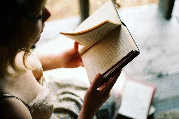 ¿Alguna vez te has fijado en el erotismo implícito que genera leer un libro? regalos originales 14 de febrero