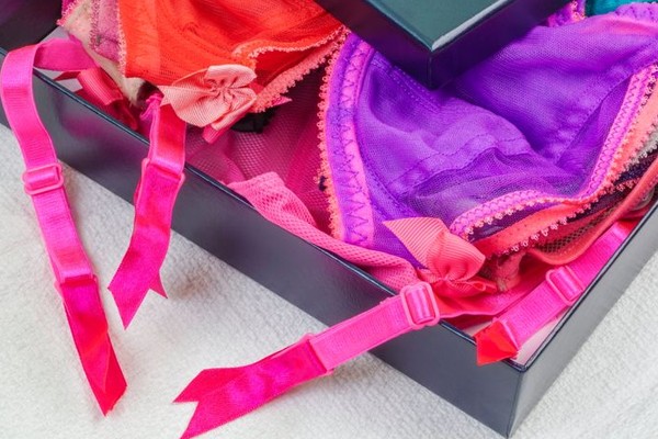 Un regalo misterioso y sensual puede ser la clave para una noche llena de erotismo. el mejor regalo de 14 de febrero