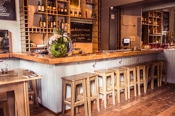 Un oasis cálido y festivo que se esconde en la ciudad. Restaurantes en la Roma: Broka Bistro