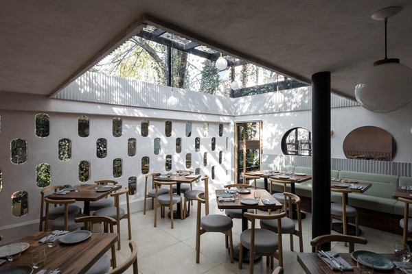 Un espacio diseñado para comer de forma tranquila y deliciosa. Restaurantes en la Roma: Meroma