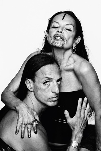 Una pareja extravagante que ha creado diseños con mucho estilo.