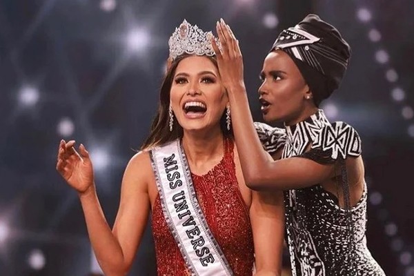 El momento de la efusiva coronación por parte de la reina anterior.