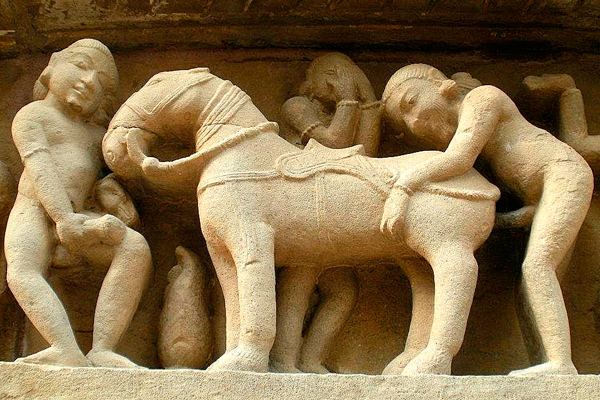 Figura 1. Escena controversial de zoofilia en el Templo de Lakshmana