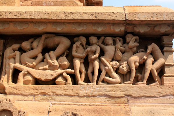 Representación de una orgía, en el Templo de Lakshmana