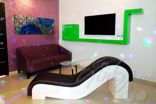 Déjate seducir por la esfera de luces que hay en la habitación, llevarán tu mente a un estado de relajación.
