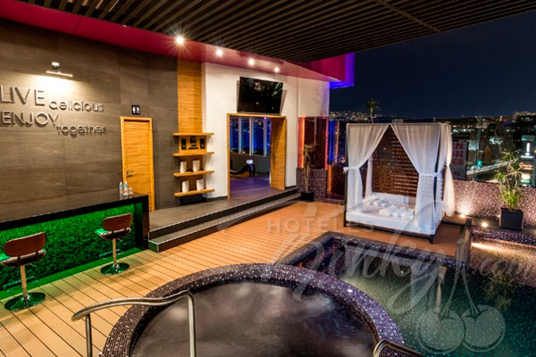 ¡Apúrate a completar los retos para poder escoger la mejor habitación de LoveHotel!
QUÉ ES RALLY KINKY