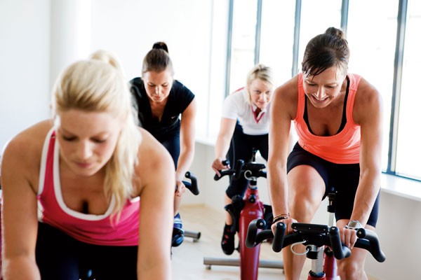 En tiendas deportivas también puedes encontrar ropa interior con acolchado, así puedes usar una malla normal y tener el mismo efecto.
tips para practicar spinning