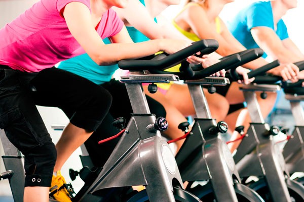 El ajuste del manillar debe de realizarse una vez que hayas regulado el asiento de la bici. consejos para hacer spinning