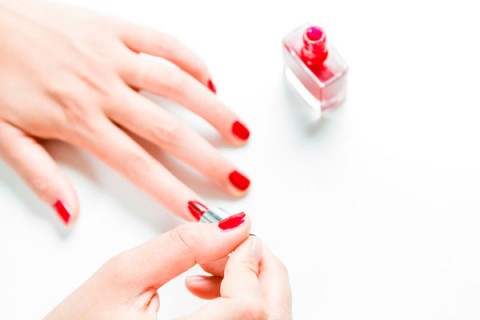 Tip Kinky: elige barnices sin parabenos para evitar que tus uñas se maltraten de más.
tratamientos para mejorar las uñas