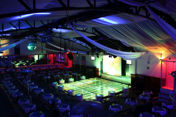 El club está abierto de jueves a sábado de 10:00 pm a 3:00 am.
antros con ambiente swinger 2017