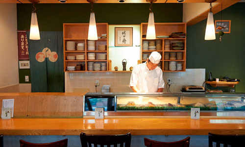 El chef guía a cada comensal en su elección de menú. Lugares para comer sushi en la CDMX