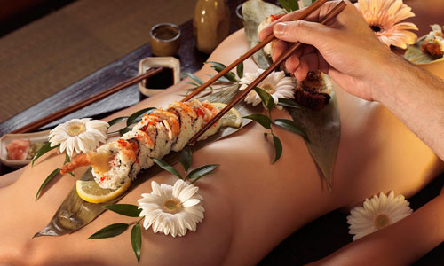 Añade flores o plantas a la decoración para darle un toque más sexy.