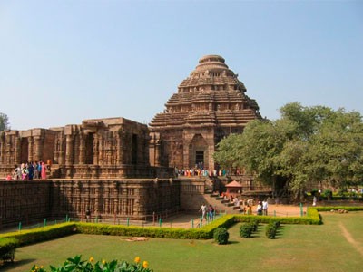 Declarado Patrimonio de la Humanidad desde 1984, este singular templo dedicado al dios del Sol es una de las construcciones antiguas más importantes de la India. Sus paredes conservan el imaginario erótico de la cultura hindú del s. XIII, época en la que fue construido. dónde estña el templo de suria