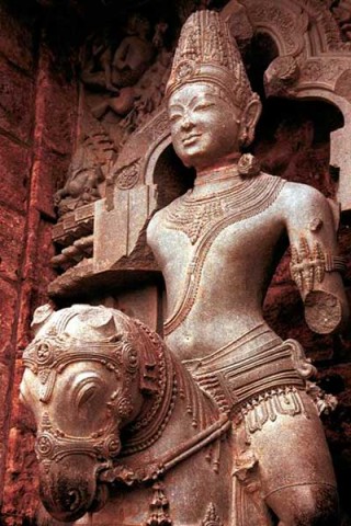 Estatua ecuestre monolítica del dios Surya. historia del erotismo