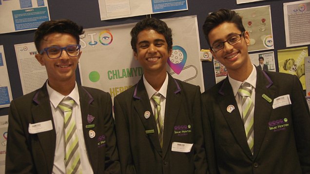 Daanyaal Ali, de 14 años; Muaz Nawaz, de 13, y Chirag Shah, de 14, llamaron a su concepto S.T. EYE. Qué son los condones inteligentes