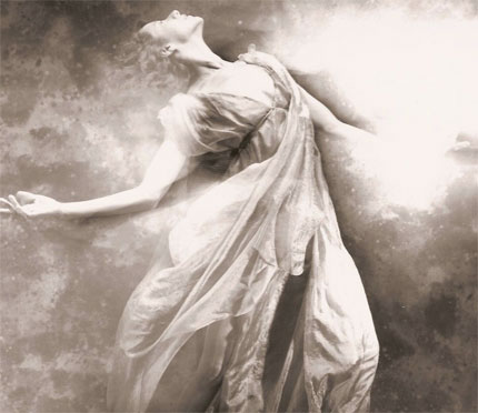 Catherin Gallant interpretando la coreografía Grand Marche de Isadora Duncan