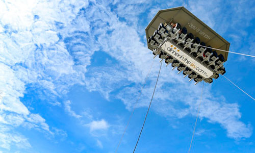 Las dimensiones de la plataforma son 6 metros de largo y 2,5 m de ancho y tiene un peso de 4.3 toneladas. Restaurante dinner in the sky